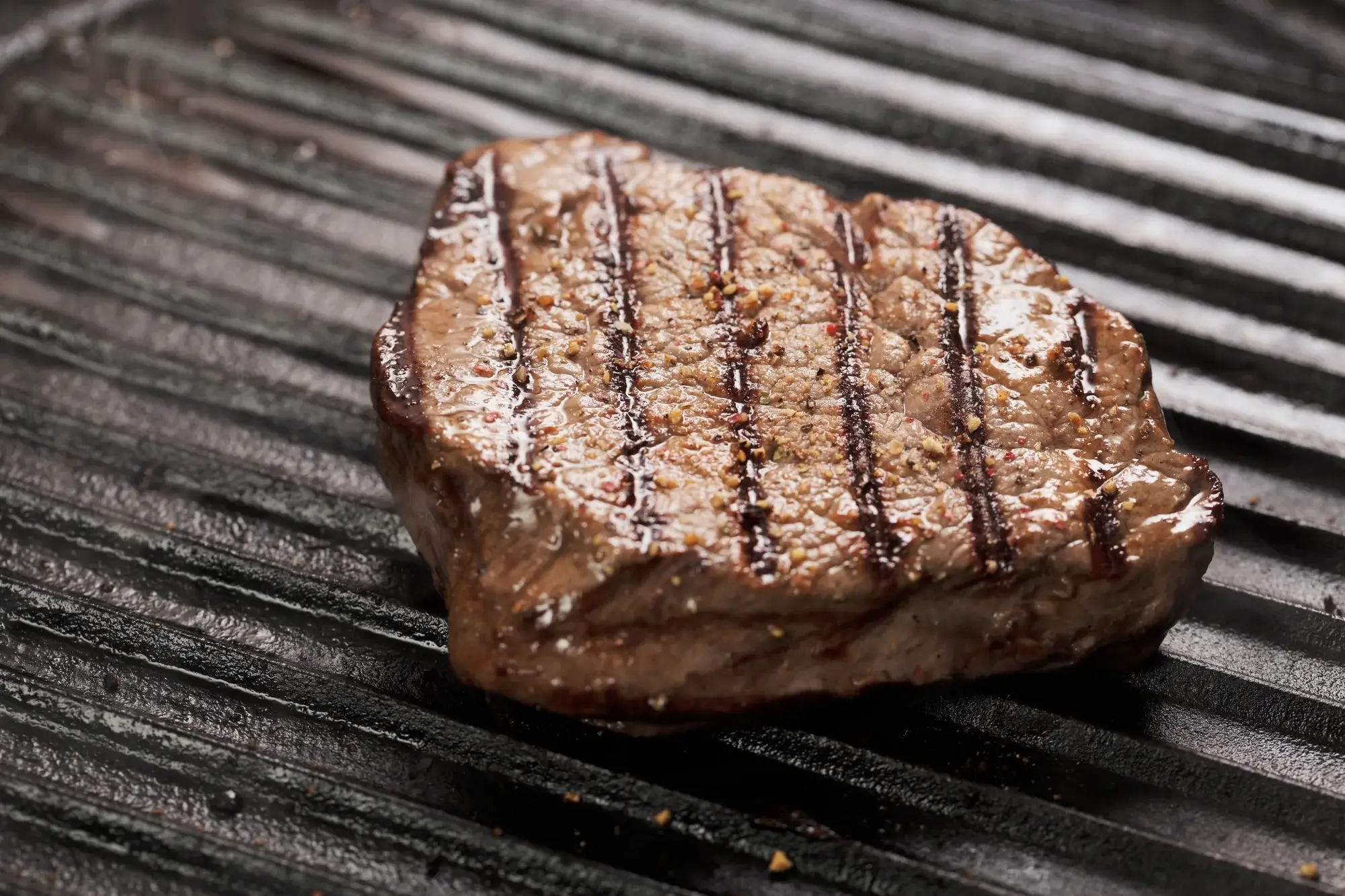 Juicy beef tenderloin cooked in air fryer, sliced and served.