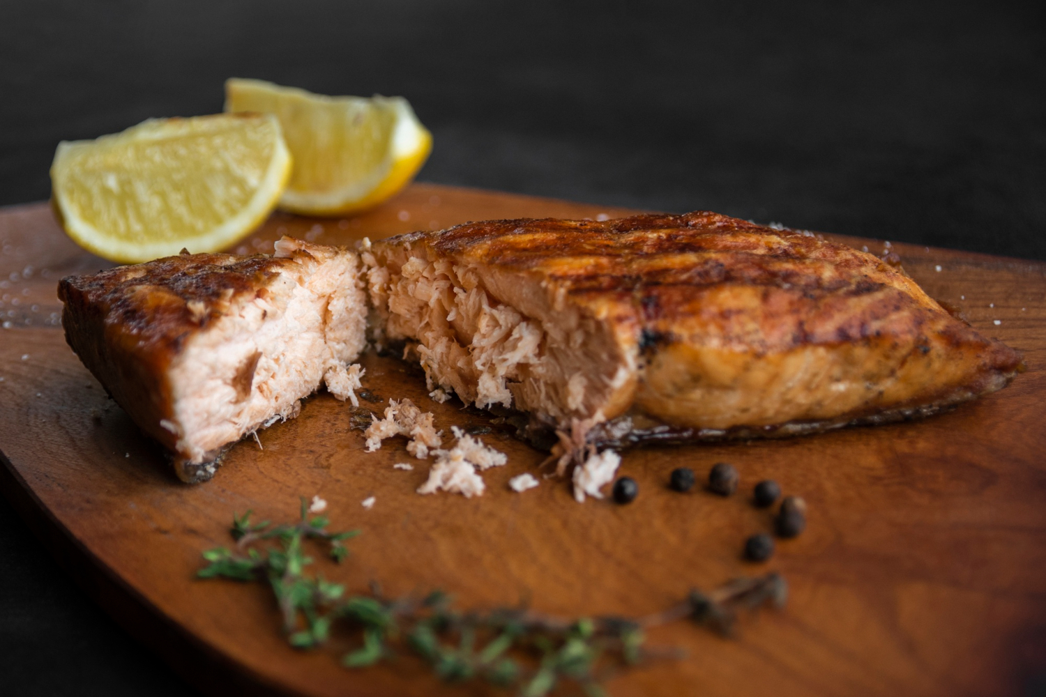 Juicy salmon steaks in air fryer with a crispy crust and lemon wedges
